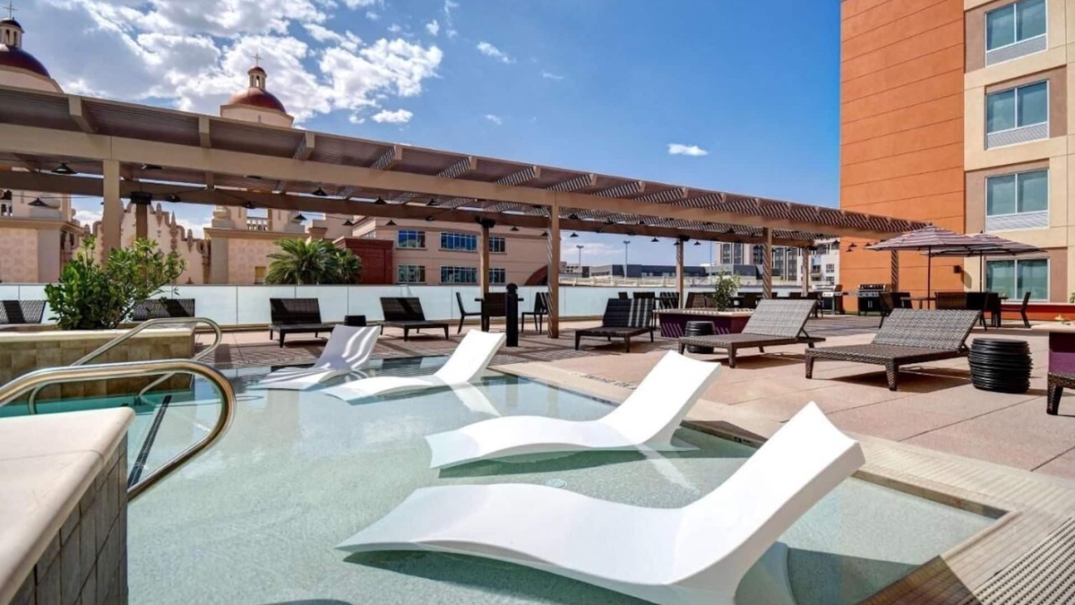 Downtown Tucson Hotel | Southwest Charm: 2 Affordable Units. Parking, Pool. Minutes to Reid Park Zoo!