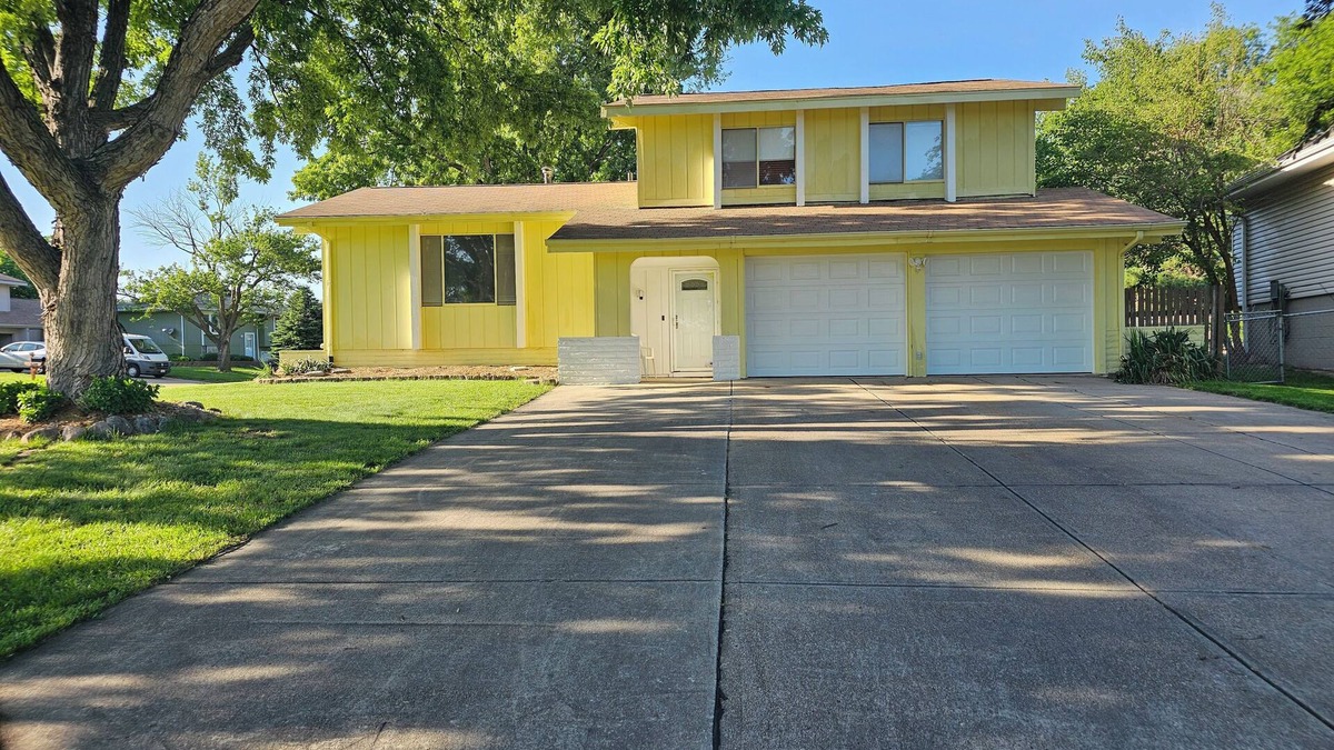Millard House | Southwest Omaha. Interstate I-80 access nearby! Large, clean & safe home.