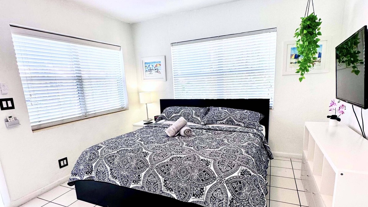 Hollywood South Central Beach Condo | Southwinds #6 for 3 Just Steps from the beach