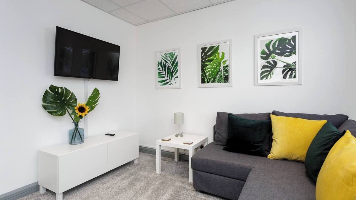 Buckland Apartment | Sovereign Gate is a renovated commercial block converted into 2 x 2 bedroom apartments, situated in the heart of Portsmouth City. Great for access to major transport links, continental ferries and Gunwharf Quays.