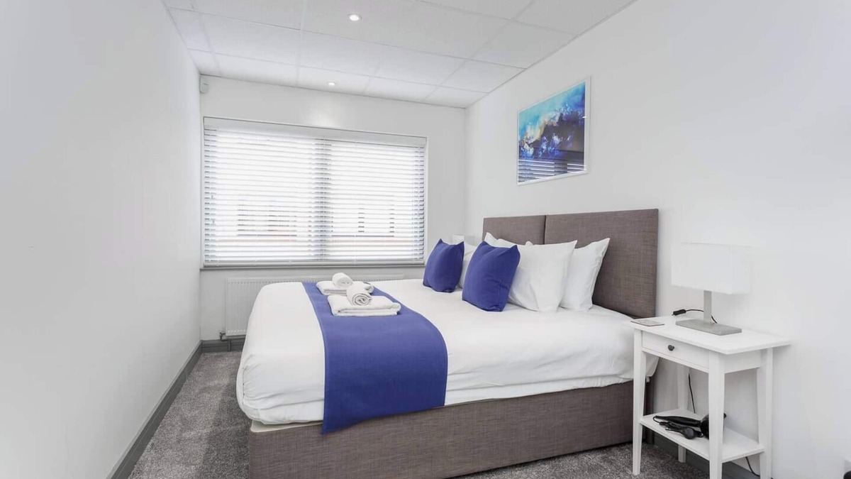 Buckland Apartment | Sovereign Gate is a renovated commercial block converted into 2 x 2 bedroom apartments, situated in the heart of Portsmouth City. Great for access to major transport links, continental ferries and Gunwharf Quays.