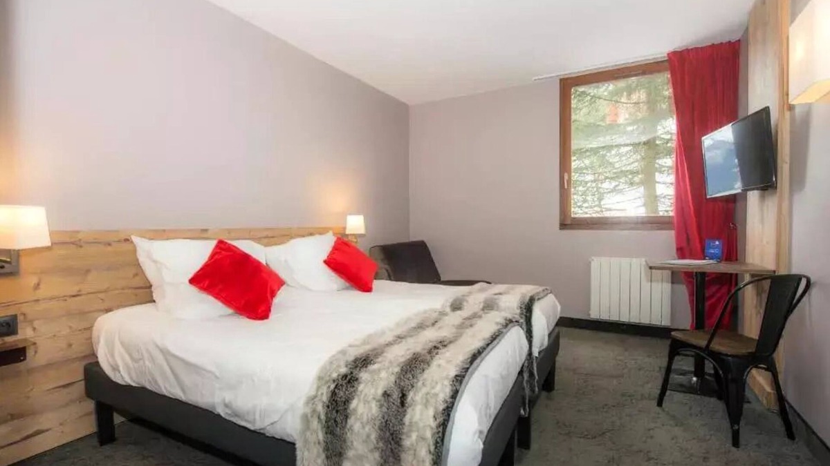 Valfrejus Apartment | SOWELL Family Valfréjus* - Standard Double Room Armchair Bed