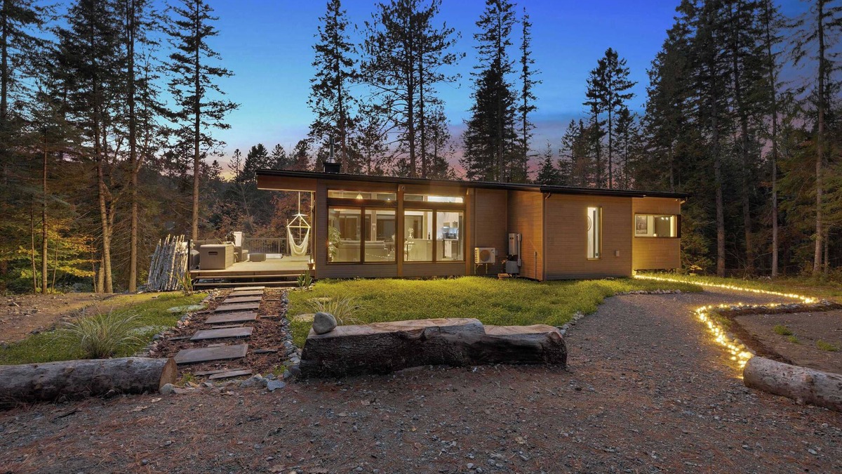 Saint Come Ski Chalet | Spa and Sauna - Riverside - Brand New- SKOV Chalets