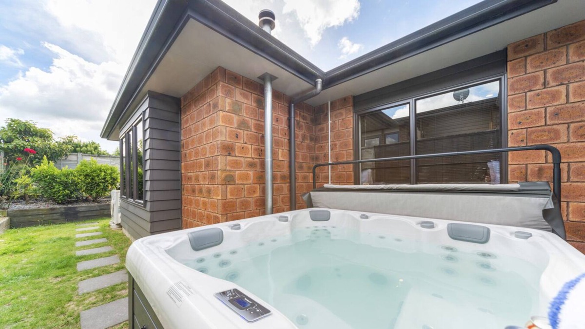 Taupo House | Spa Pool, Pool-table, Foosball, Darts - Lovely Home for up to 8 guests