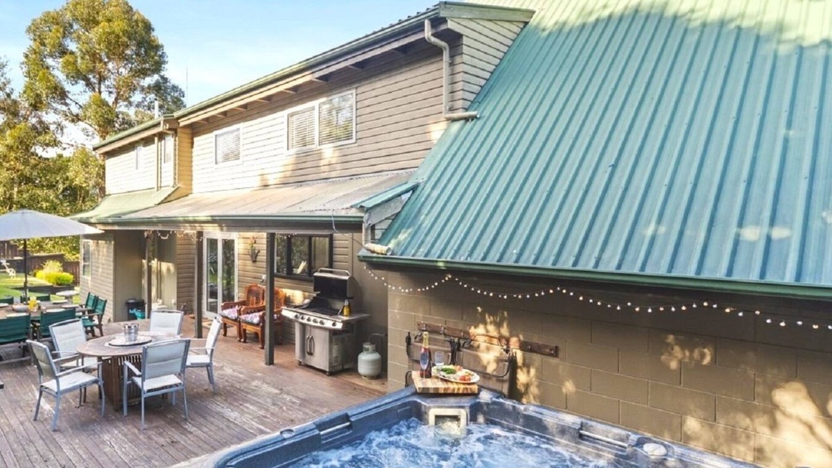 Richmond Heights House | Spa Pool, Trampoline, Table-tennis, Swing set, BBQ, Fairy garden