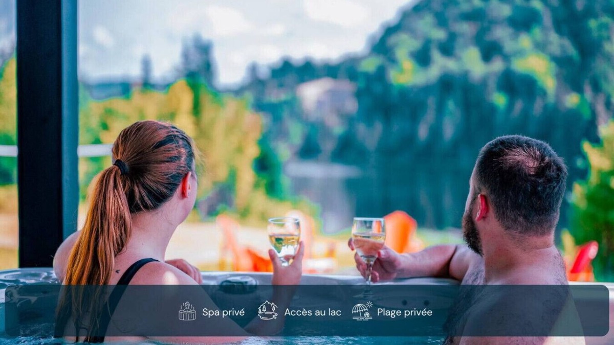 Saint Come Ski Chalet | Spa/Private Beach/Pool Table/Lakefront
