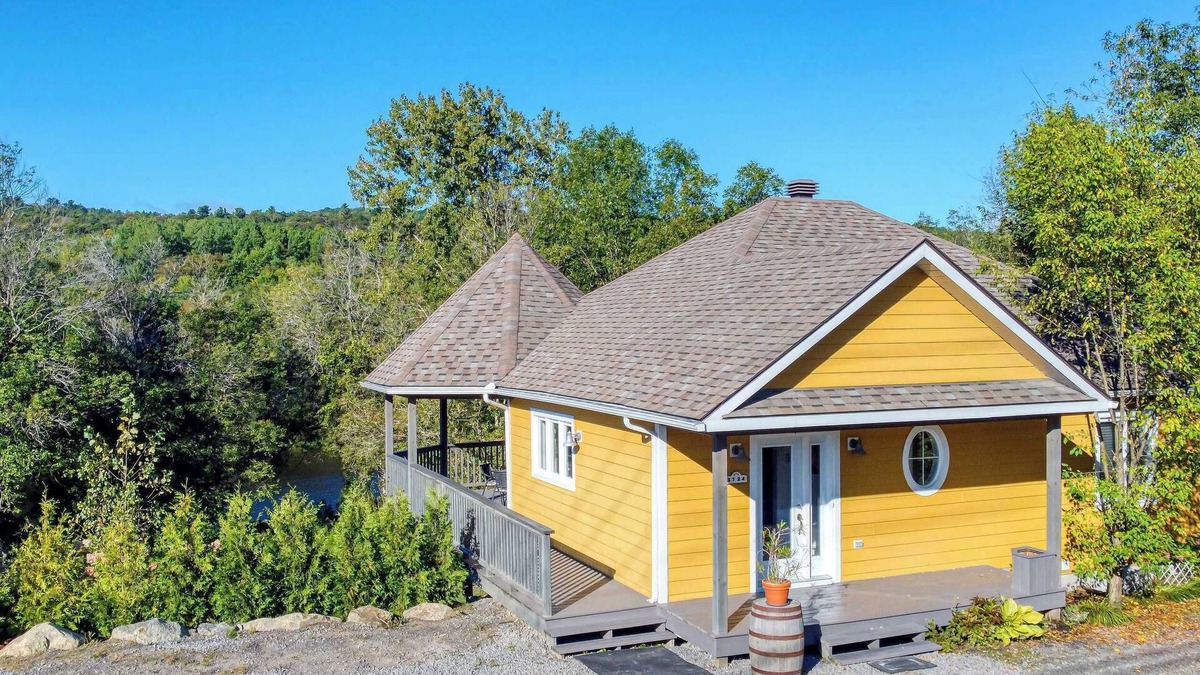 Prevost Ski Chalet | Spa & River - Aux Berges du Nord