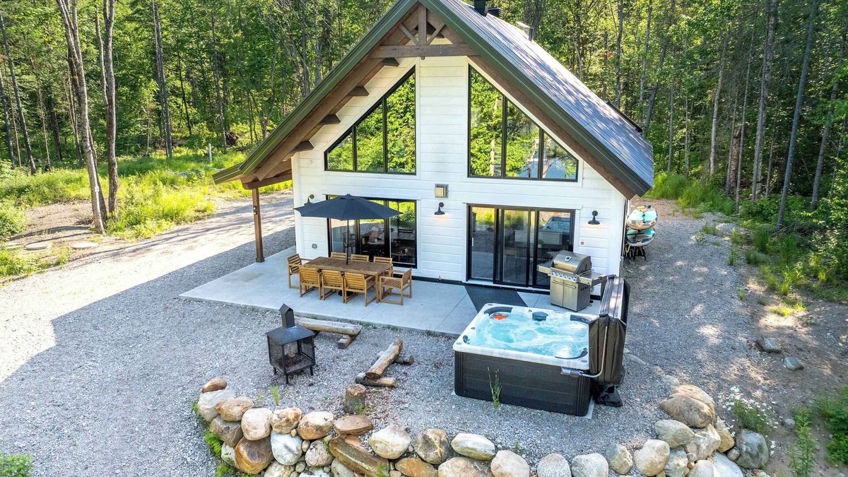 Mauricie Ski Chalet | Spa, Steam room and Lake - Le Stuga