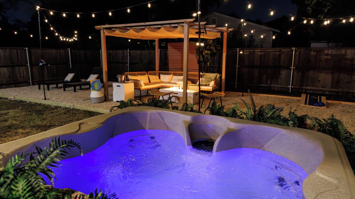 West Dallas House | Spa ~ Stunning Yard & Hot Tub ~ Prime Location