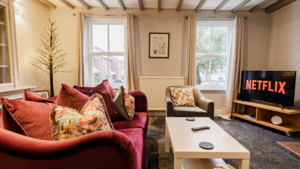 Chester House | Spacious & Stylish City Base with Enclosed Yard