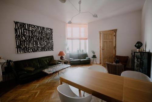 Srodmiescie Apartment | Space Age Residence