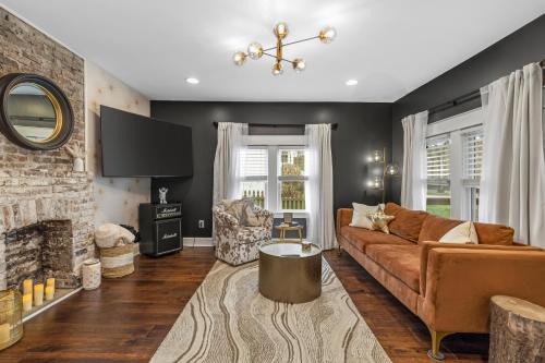 Woodbine House | Space Cowboy - Huge yard, Firepit, close2downtown