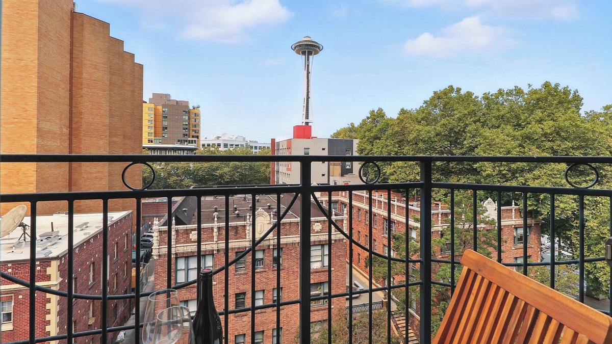 Belltown House | Space Needle Views from Sofa – Walking Distance to Everywhere in DT Seattle