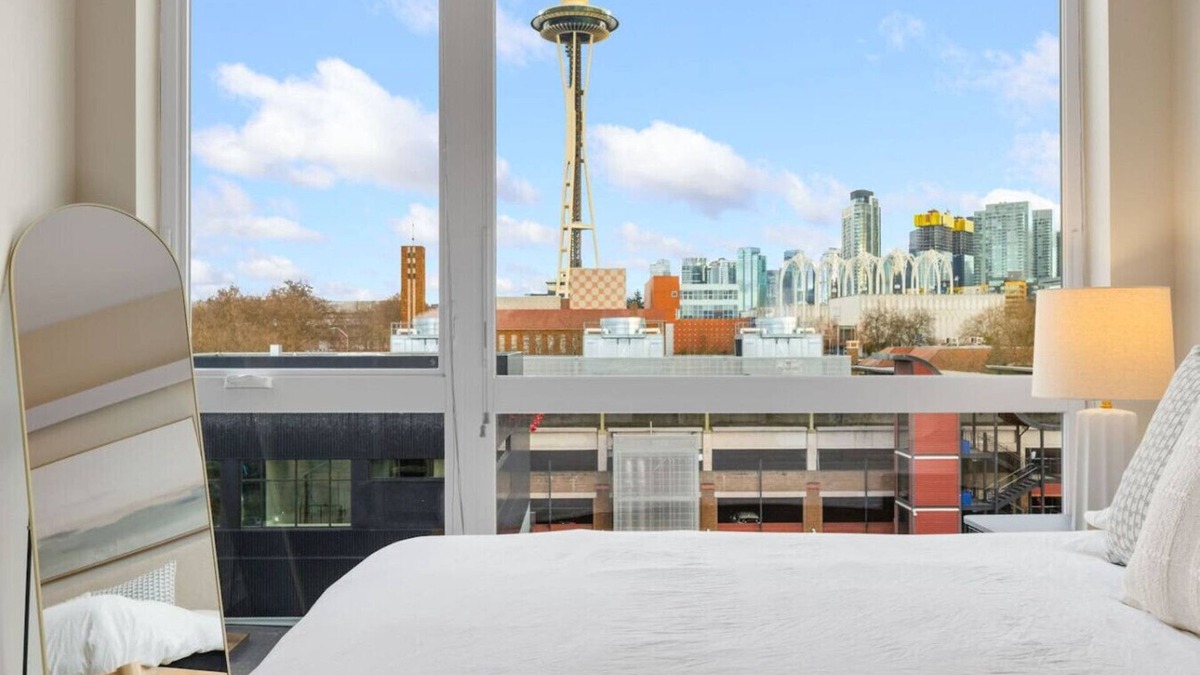 Lower Queen Anne Apartment | Space Needle Views | Vivid Suite