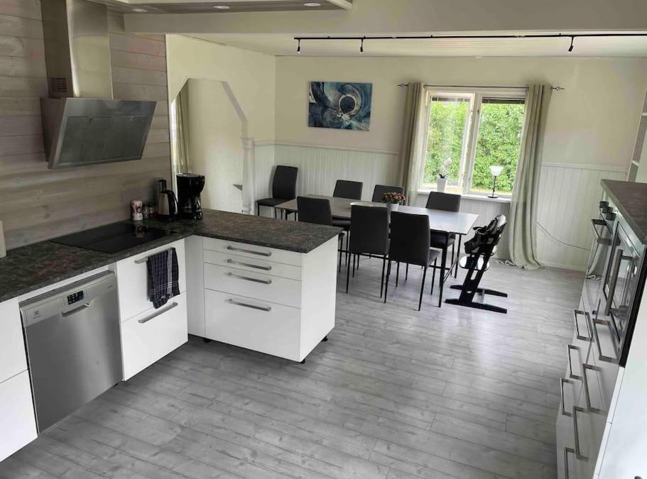 Hestra House | Space to socialize 3km from the peak of Isaberg!