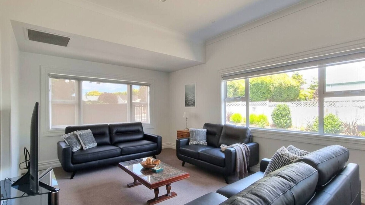 Remuera Apartment | Spacious Remuera Bungalow with Parking and Aircon