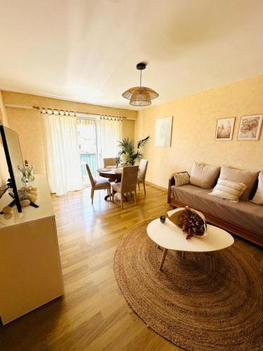 Villeneuve-Loubet Apartment | Spacieux 2 chambres 65m2 climatisé au village médiéval entre Nice et Antibes