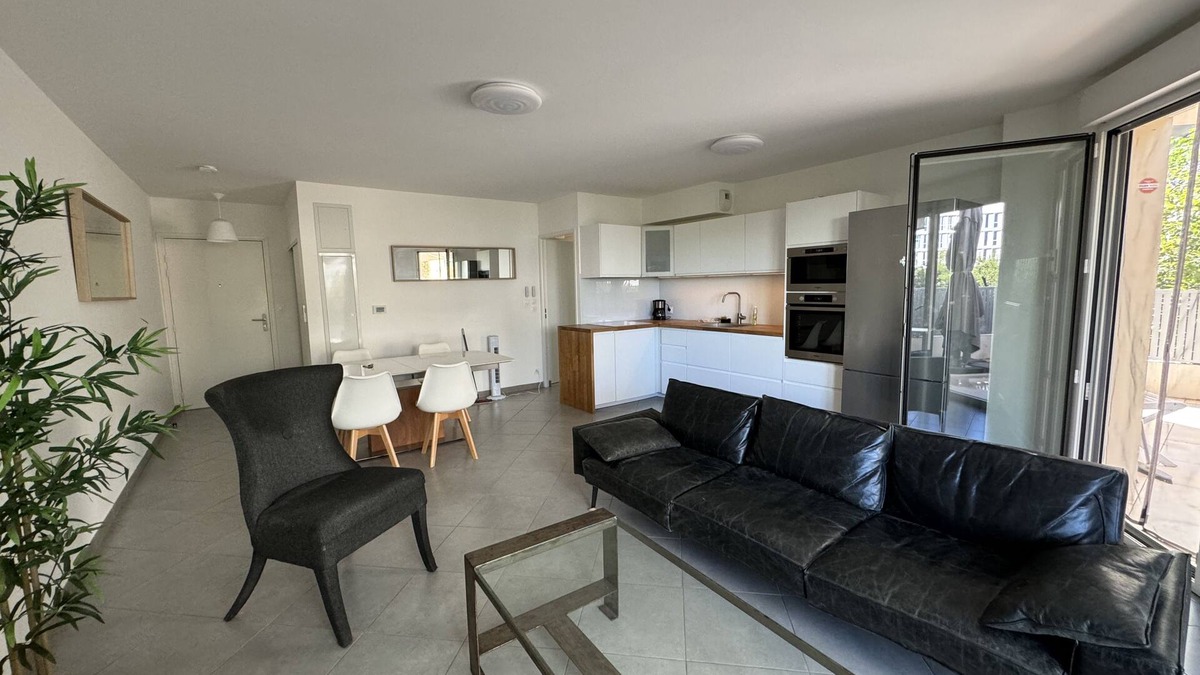 Saint-Martin Apartment | Spacieux Appartement, Plein Centre 3mn a Pied Gare St Roch, Terrasse Parking