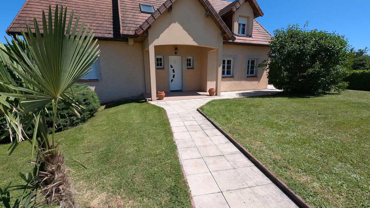 Fretigney-et-Velloreille Cottage | Spacious cottage in Fretigney with garden and billiard, ideal for 8 people