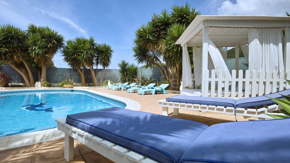 Sant Antoni de Portmany Villa | Spacious villa, beach and town nearby, Wifi, Aircon, Large swimmingpool