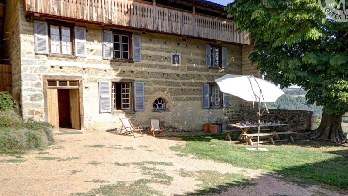 Saint-Martin-la-Sauvete Cottage | Spacious Cottage with Modern Amenities, Nature Trails, Fiber Internet & Pet-Friendly