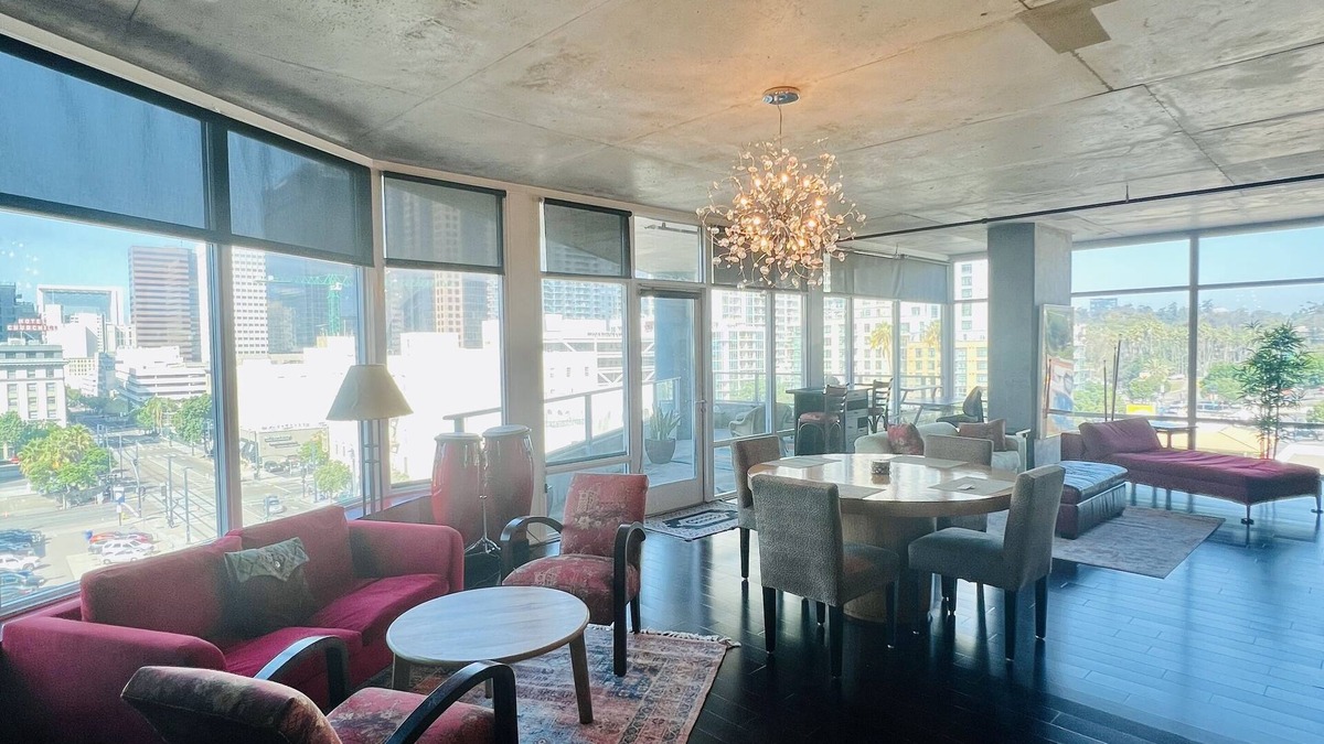 Smart Corner Condo | Spacious 1 Bedroom Luxur Loft With Panoramic Cityscape
