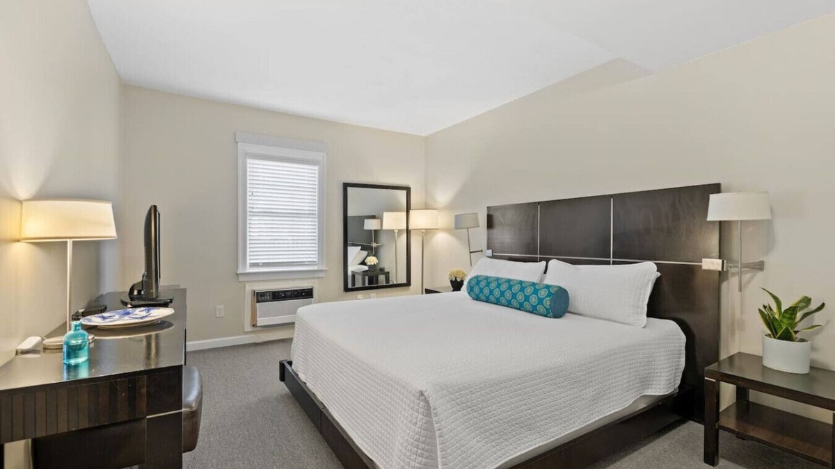 Falmouth Heights Condo | Spacious 1-Bedroom with King & Double Beds (301)