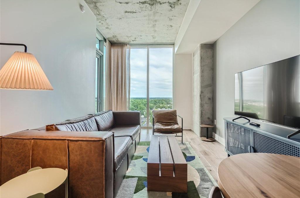 Rainey Street Historic District House | Spacious 1 BR condo - Amazing views - Pool - Kitchen