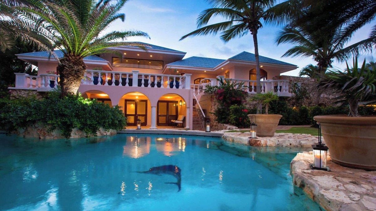 South Hill Villa | Spacious 10-bedroom villa in lovely George Hill with WiFi, AC