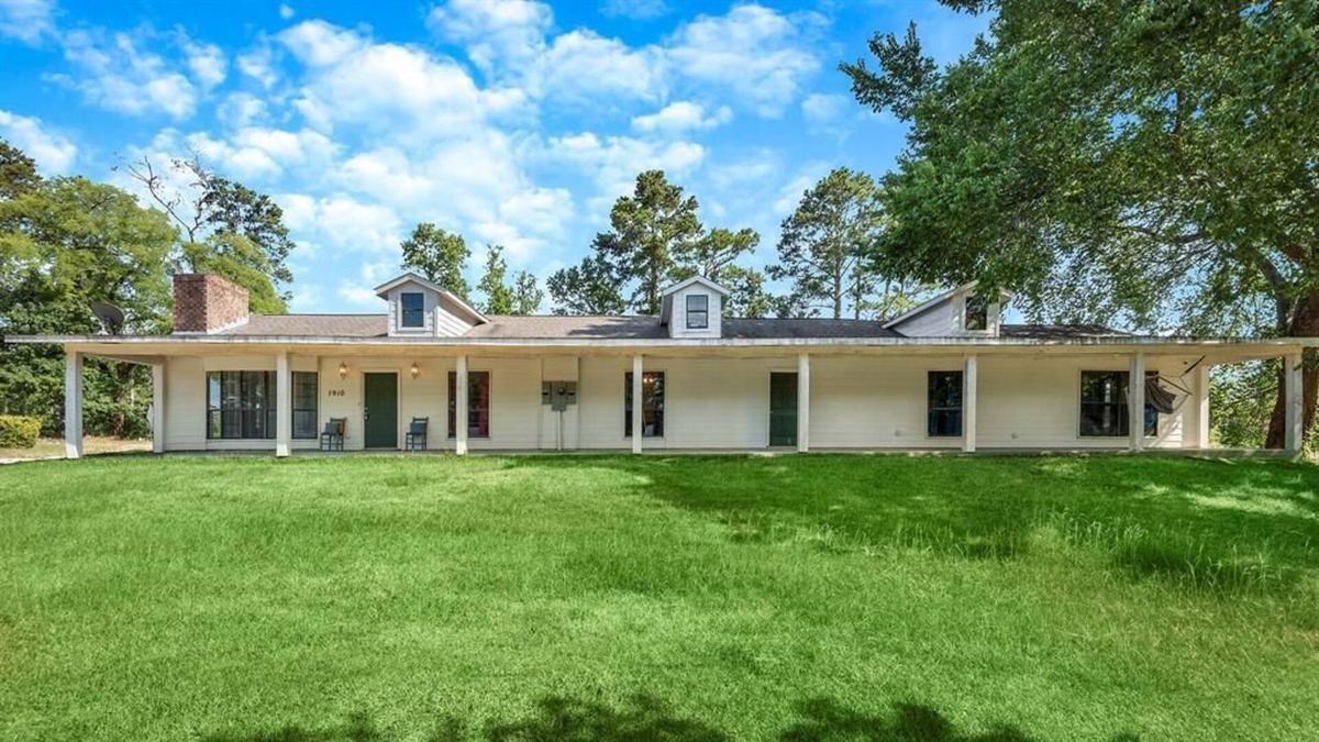 Oakhurst House | Spacious 10 Bedroom Ranch Home - 5 min from the Lake!