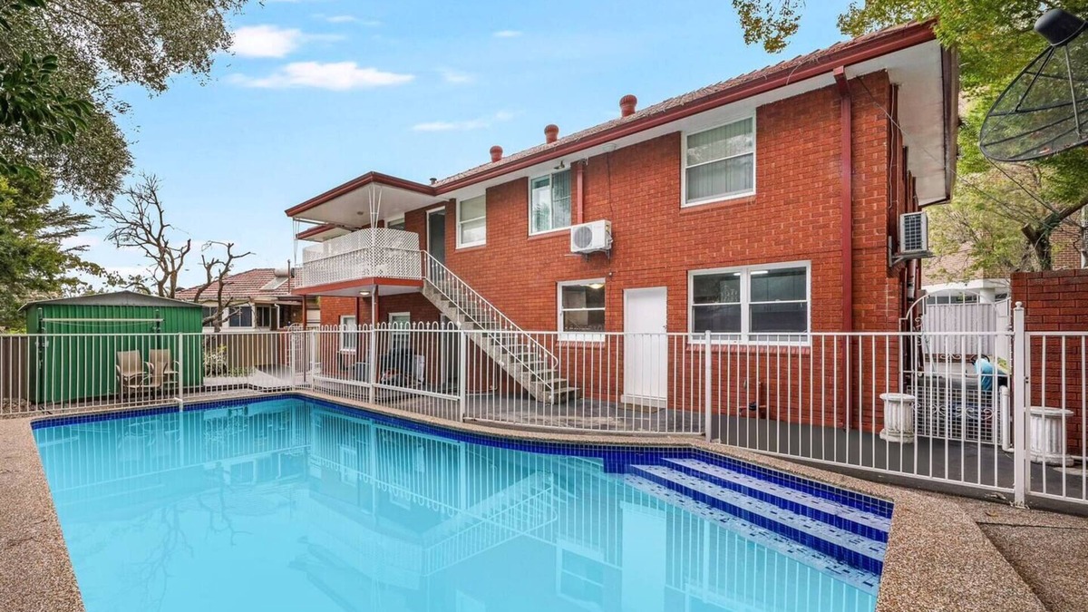 Bexley North House | Spacious 11-bedroom house in fabulous Bexley North with AC, WiFi with Pool
