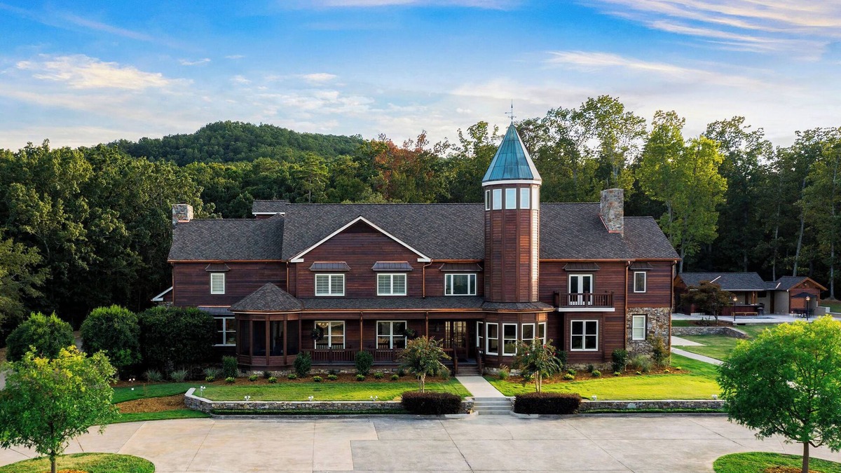 Silver Creek House | Spacious 11 Bedroom 11 Full Bath house in the charming North Georgia Mountains!