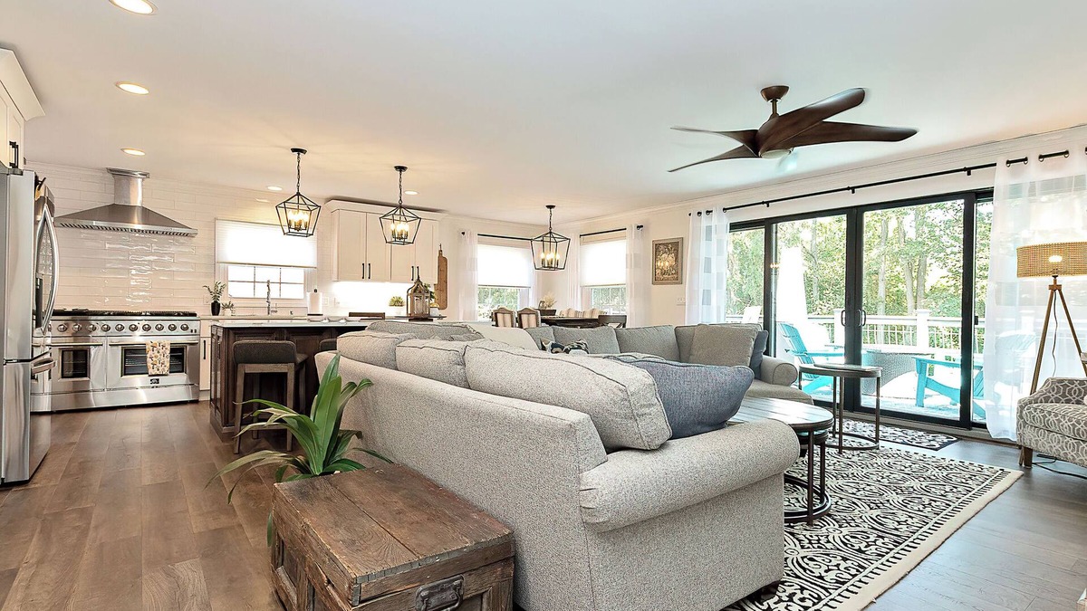 Lake Geneva House | Spacious 14 Guest Home in Lake Geneva – Downtown Getaway