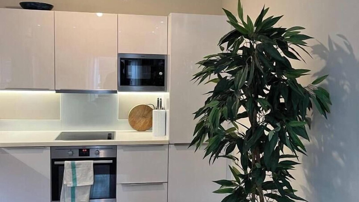 Prince's Apartment | Spacious 1BD Flat w/Balcony | Lambeth