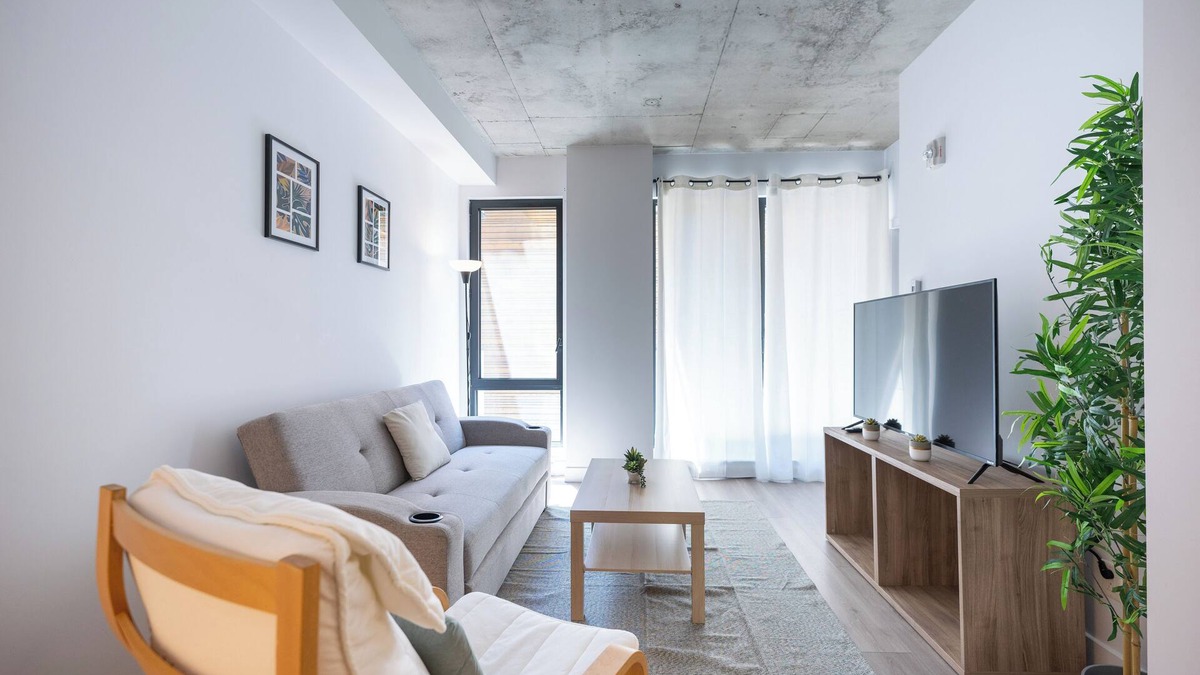 Cite Multimedia Apartment | Spacious 1BR Old Port | 2 Queen Beds + Sofa Bed | Ideal for Groups