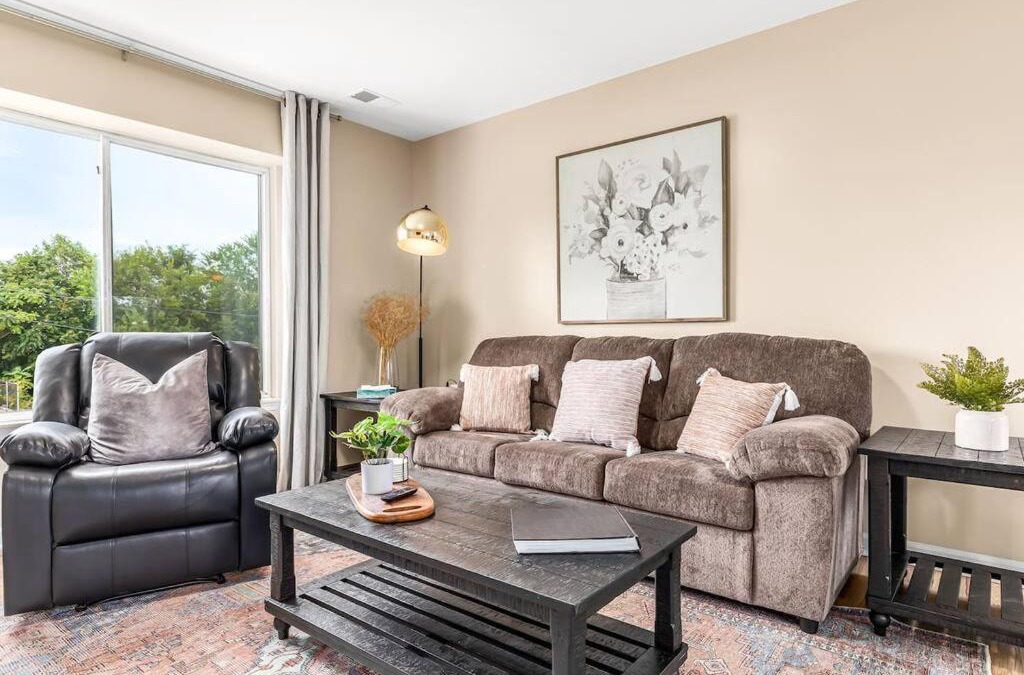 Roseville Apartment | Spacious 1BR Upper Flat in the Heart of Roseville