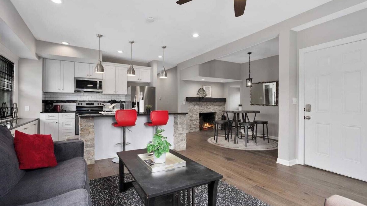 Kansas City Apartment | Spacious 1st Floor Suite | 2 Private Bedrooms | 65