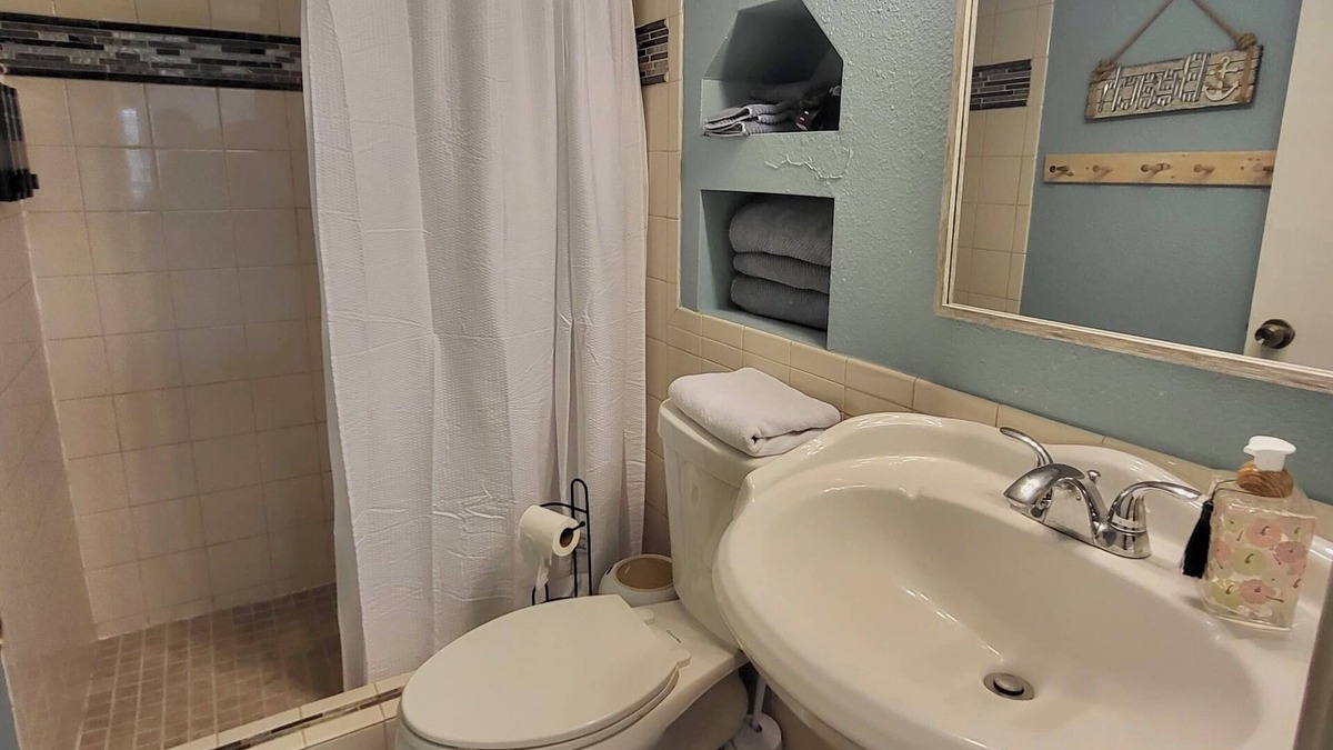 South Padre Island Apartment | Spacious 2 bedroom condo that is by the beach and sleeps up to 8 people!