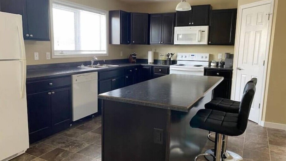 Regina House | Spacious 2 Bdm close to Airportnn