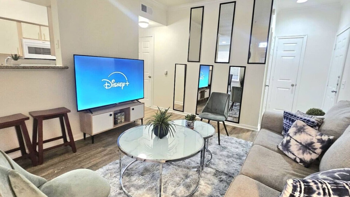 MacGregor Apartment | Spacious 2 Bed 2 Bath | 9 minutes from Downtown