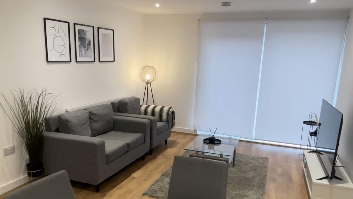 Whyteleafe Apartment | Spacious 2-Bed Apartment in Whyteleafe