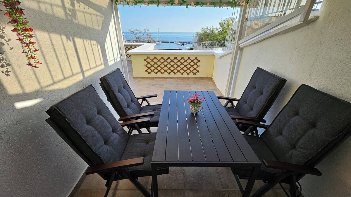 Balchik Apartment | Spacious 2-bed apartment on the beach & a Sea-view large terrace