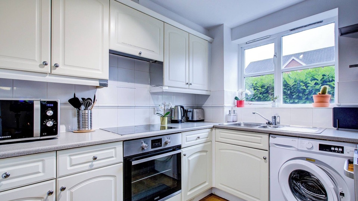 Eltham West Apartment | Spacious 2-bed Apartment, Family With Pets Welcome