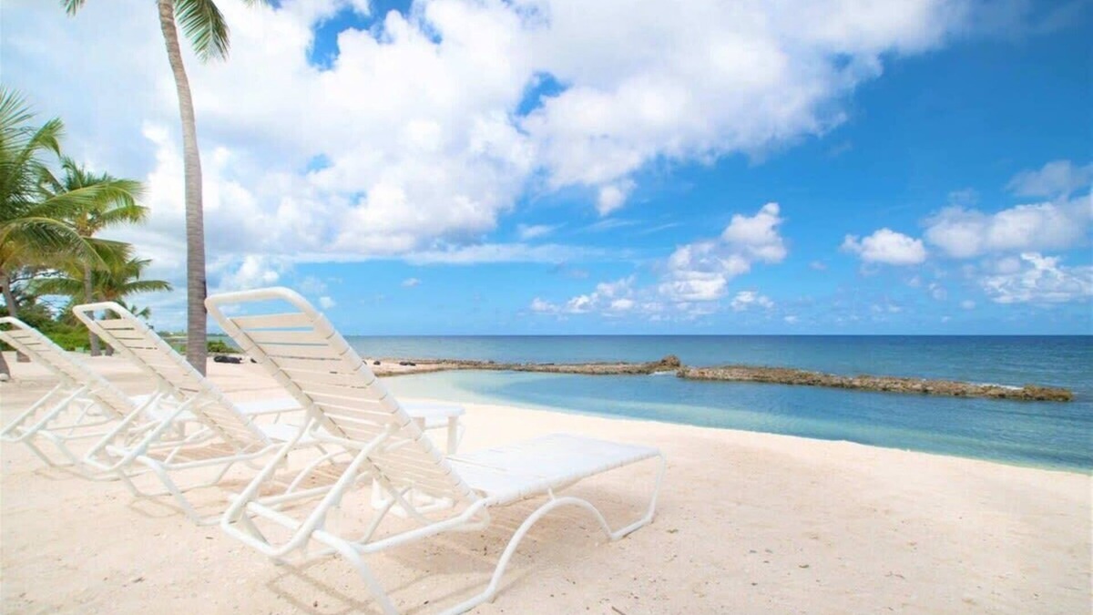 Old Man Bay Condo | Spacious 2-Bedroom 2-Bathroom Beachfront Condo with Heated Pool