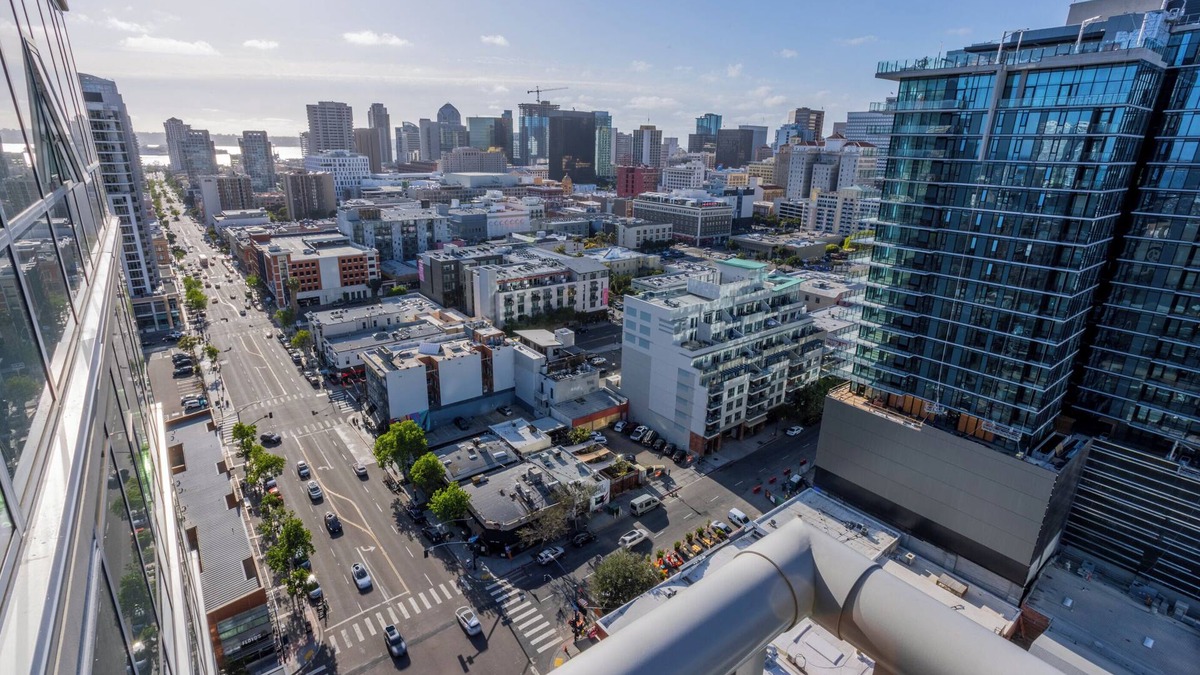 East Village Apartment | Spacious 2-bedroom apartment in Beautiful downtown San Diego with Pool and Gym