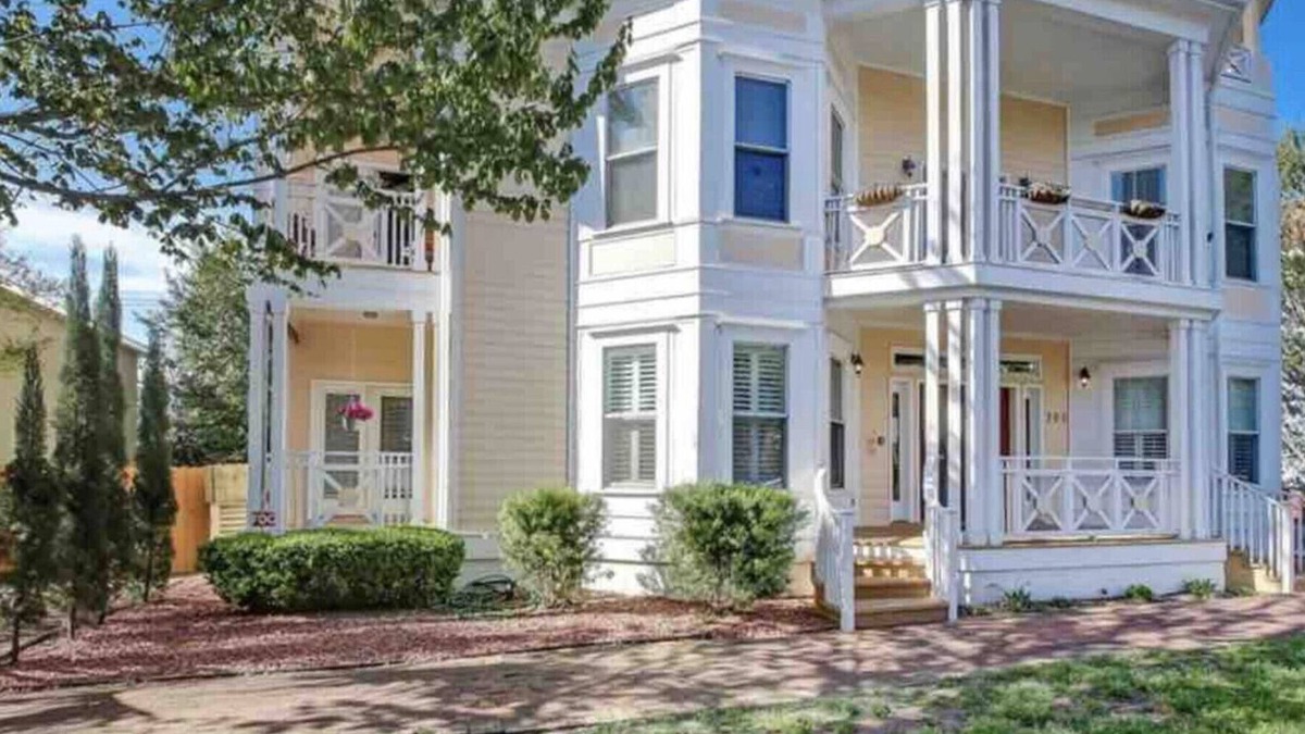Historic Downtown Savannah Apartment | Spacious 2 bedroom apartment next to Forsyth Park