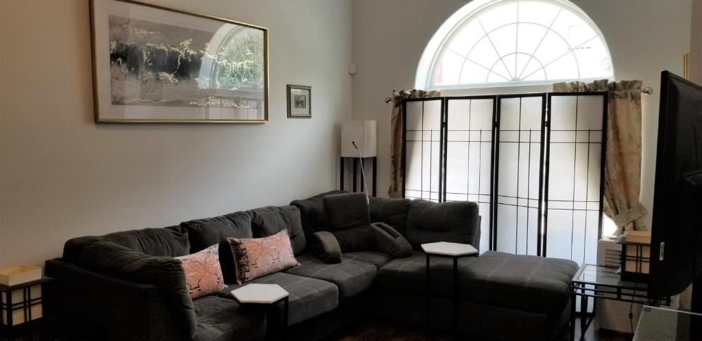 Downtown Baltimore Apartment | Spacious 2 bedroom apartment with free parking