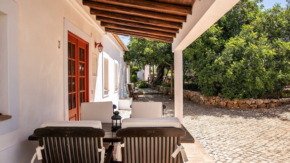 Lagos House | Spacious 2-bedroom Family Cottage with Shared Pool