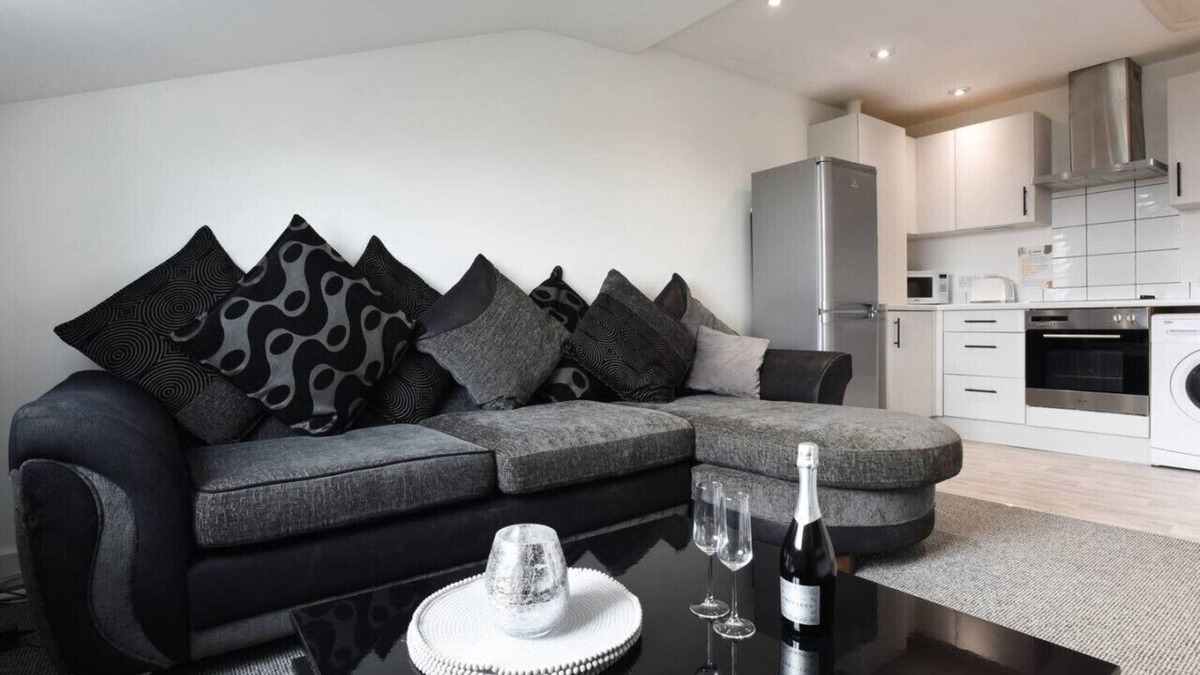 Portsmouth Apartment | *Spacious 2 Bedroom, 2 Bathroom Flat with Parking*