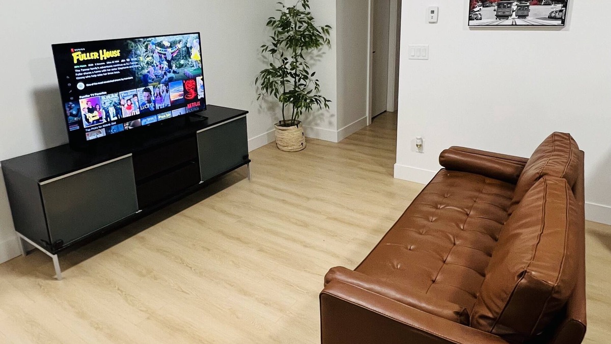 Surrey Hotel | Spacious 2 bedroom suite near beaches and border